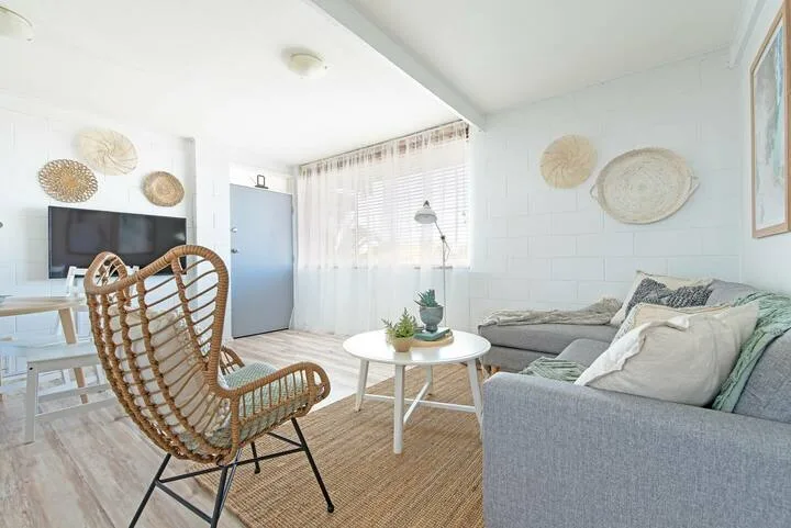 Una sala luminosa con asientos alrededor de una pequeña mesa de centro.