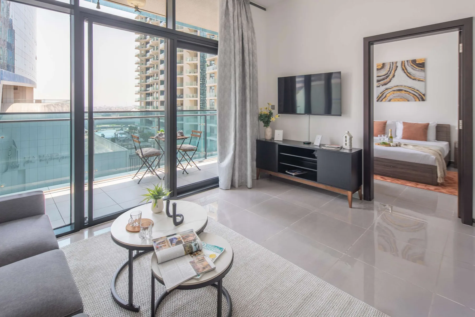 Sala de estar con una mesa de centro junto a puertas de vidrio.