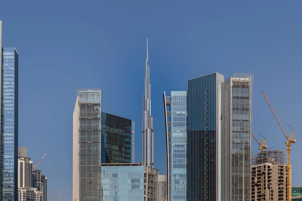 Un horizonte urbano de edificios altos modernos bajo un cielo azul despejado.