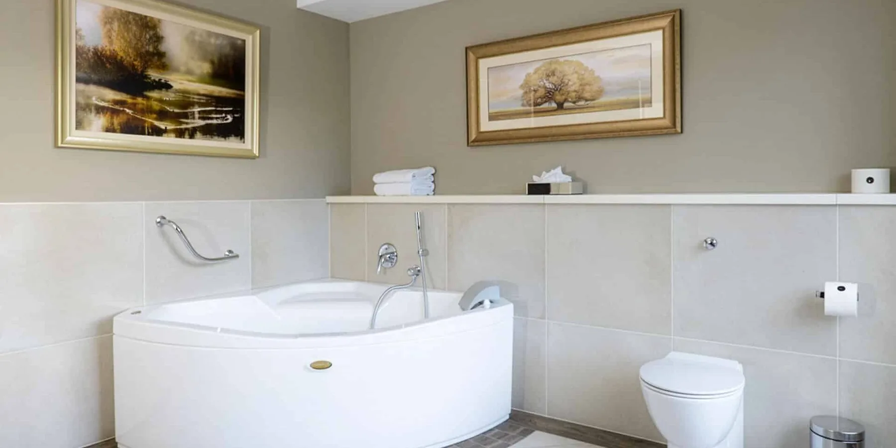 Junior Suite bathroom