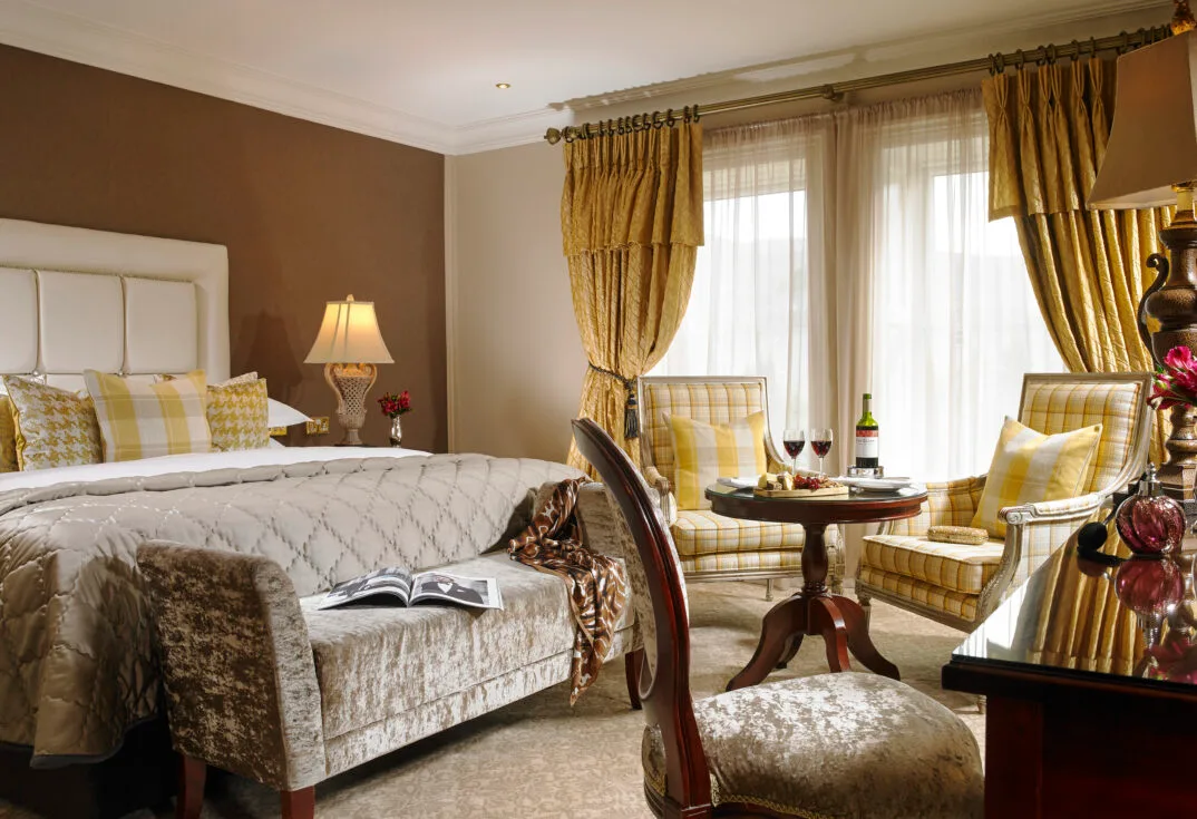 Superior double room with seating area and furnishings