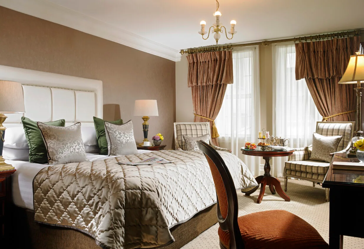 Deluxe double room with classic décor and plush bedding