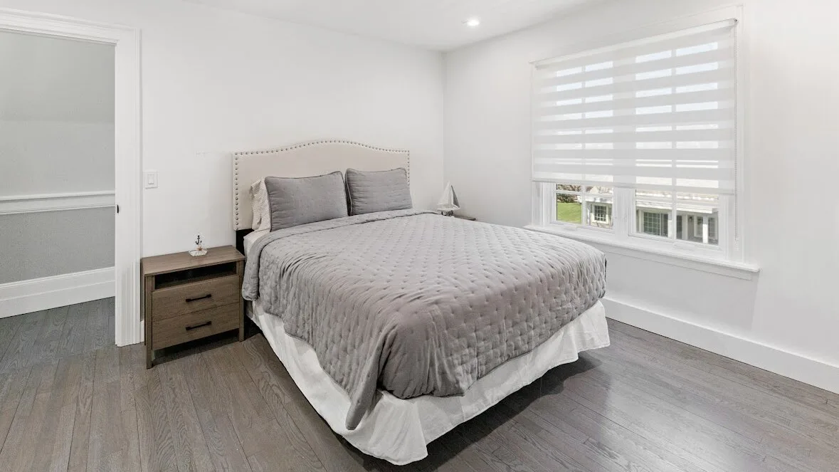 Un dormitorio con una cama junto a una ventana con persianas.