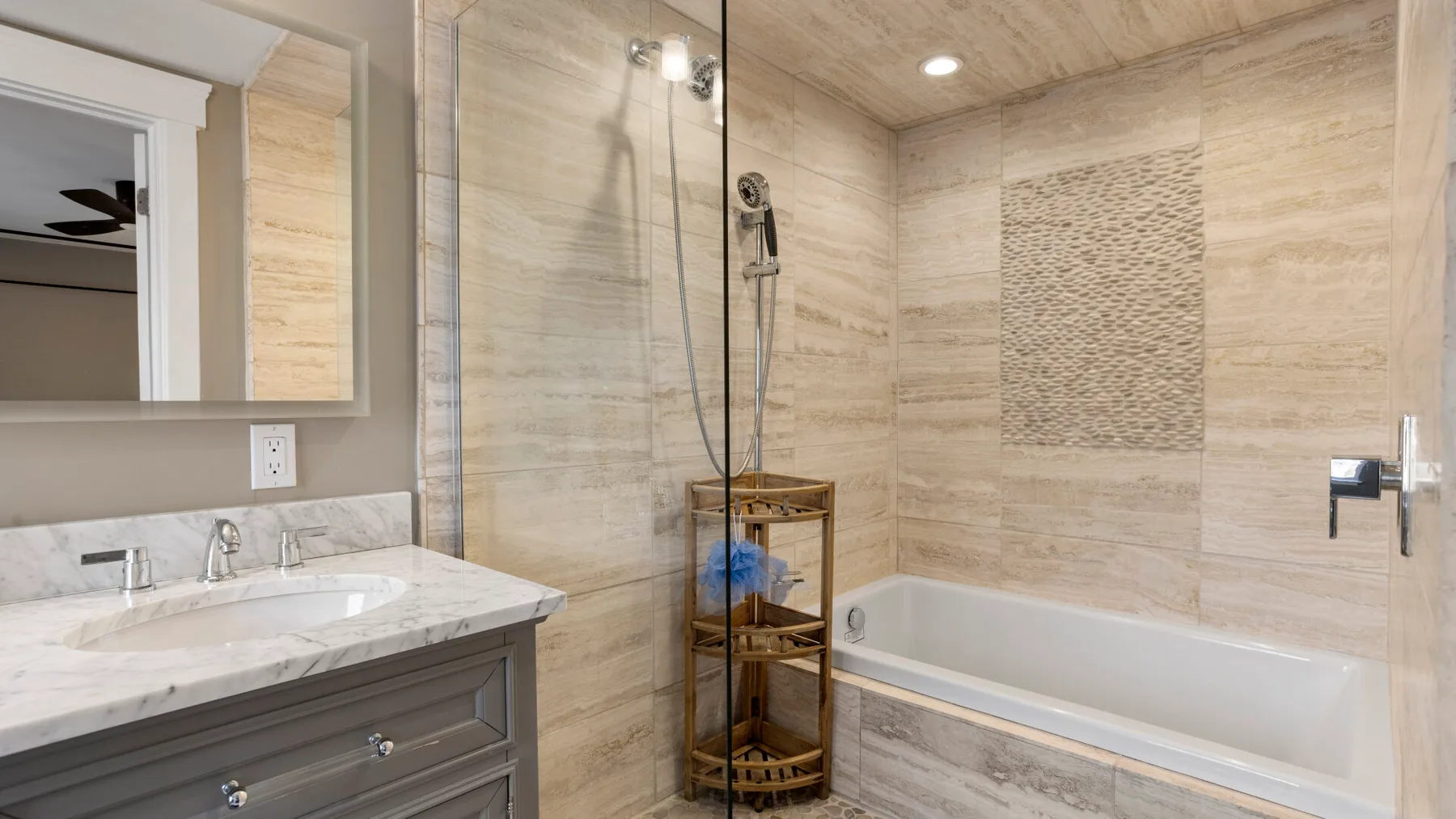 Un baño con bañera, ducha y lavabo.