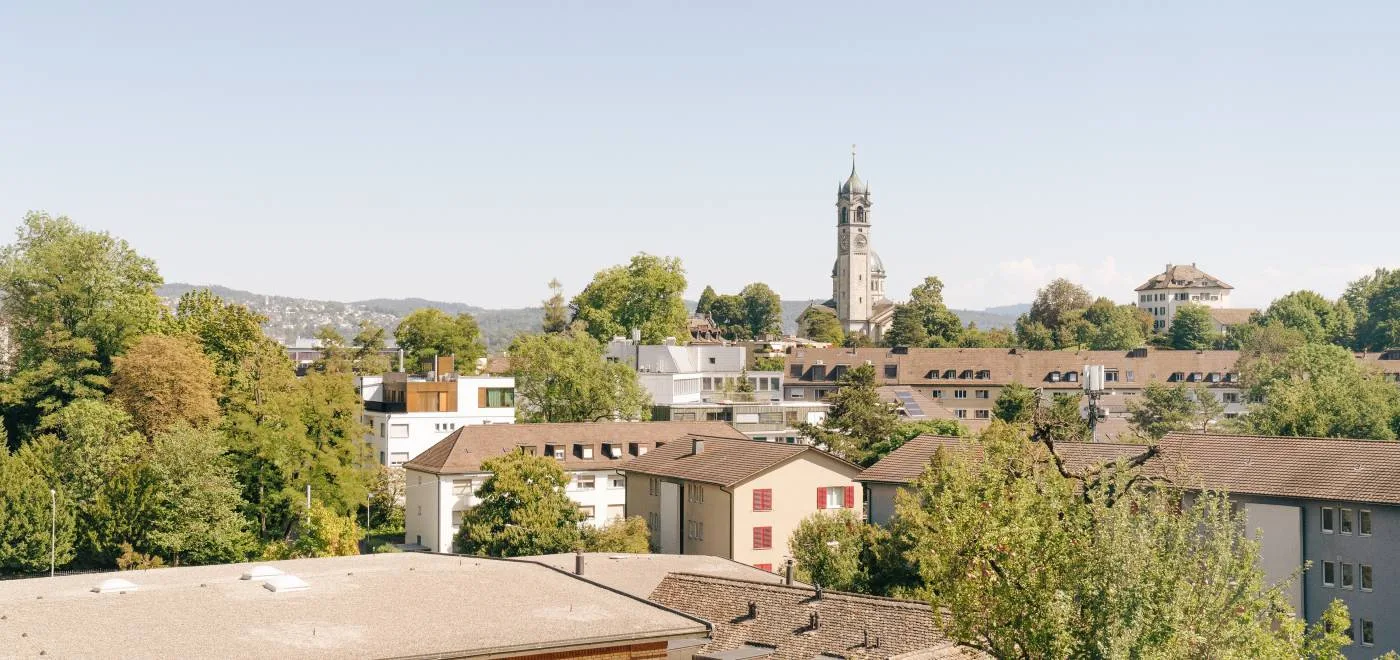 Vista de la torre de una iglesia y sus alrededores