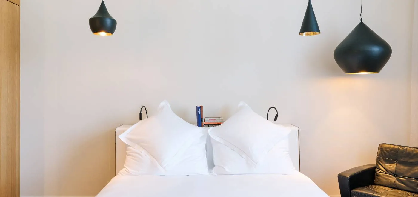 Habitación doble con lámparas negras y doradas