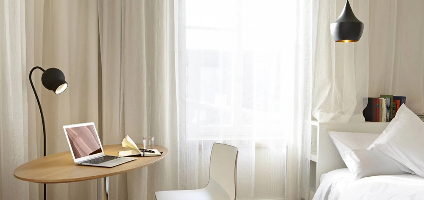 Habitación de hotel moderna con escritorio