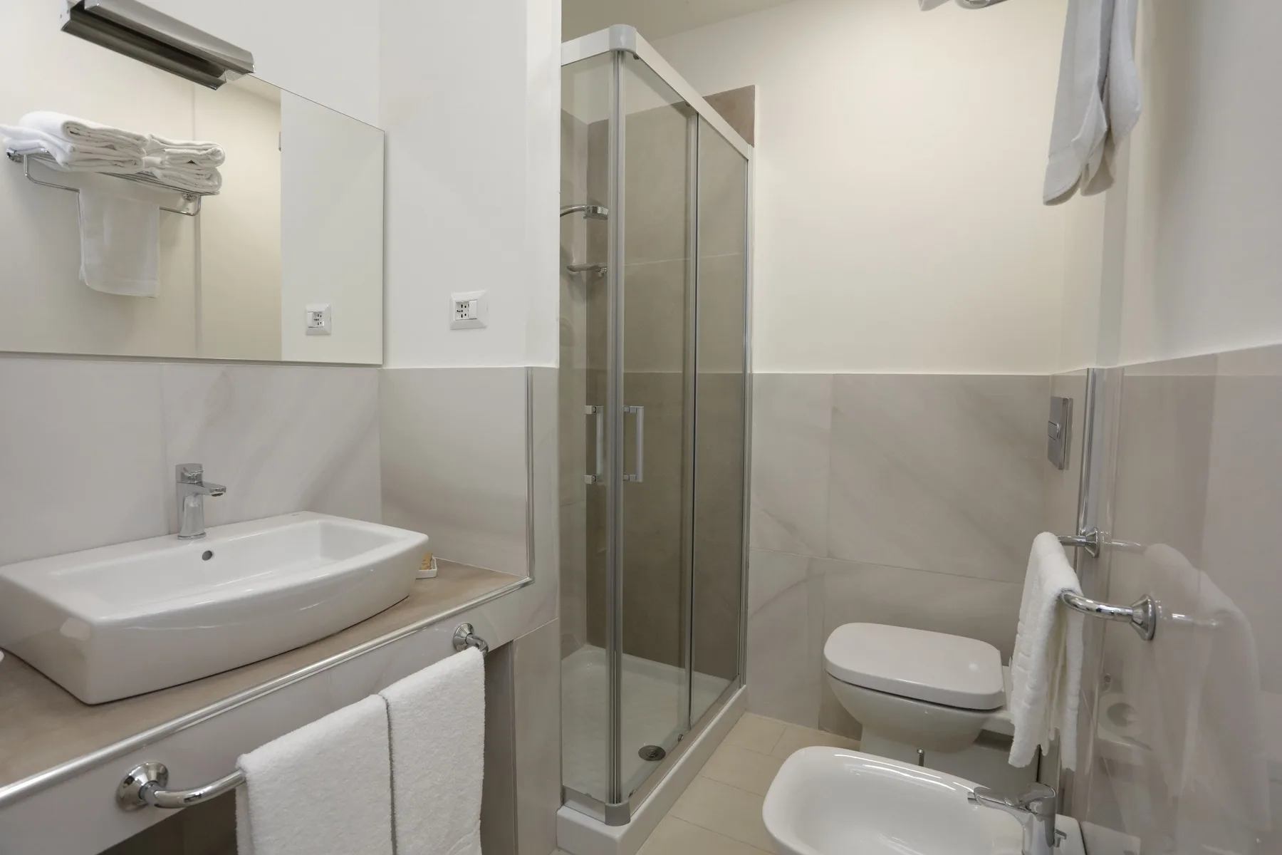 Un baño con lavabo, ducha e inodoro.