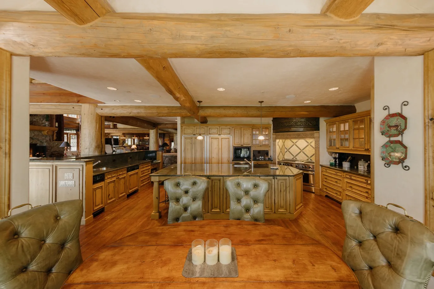 Una cocina amplia con gabinetes de madera, una isla central y asientos.