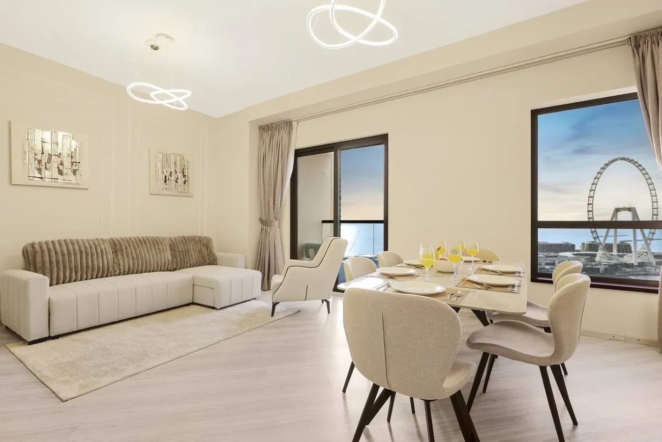 Una luminosa sala de estar y comedor con asientos, una mesa y ventanas grandes.