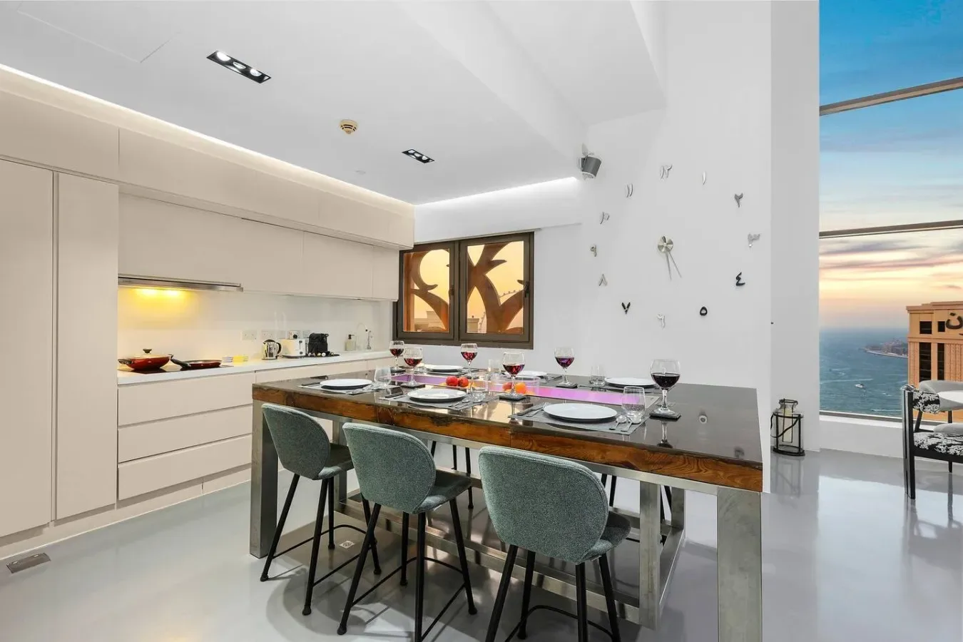 Una luminosa cocina-comedor con una mesa larga preparada para comer.