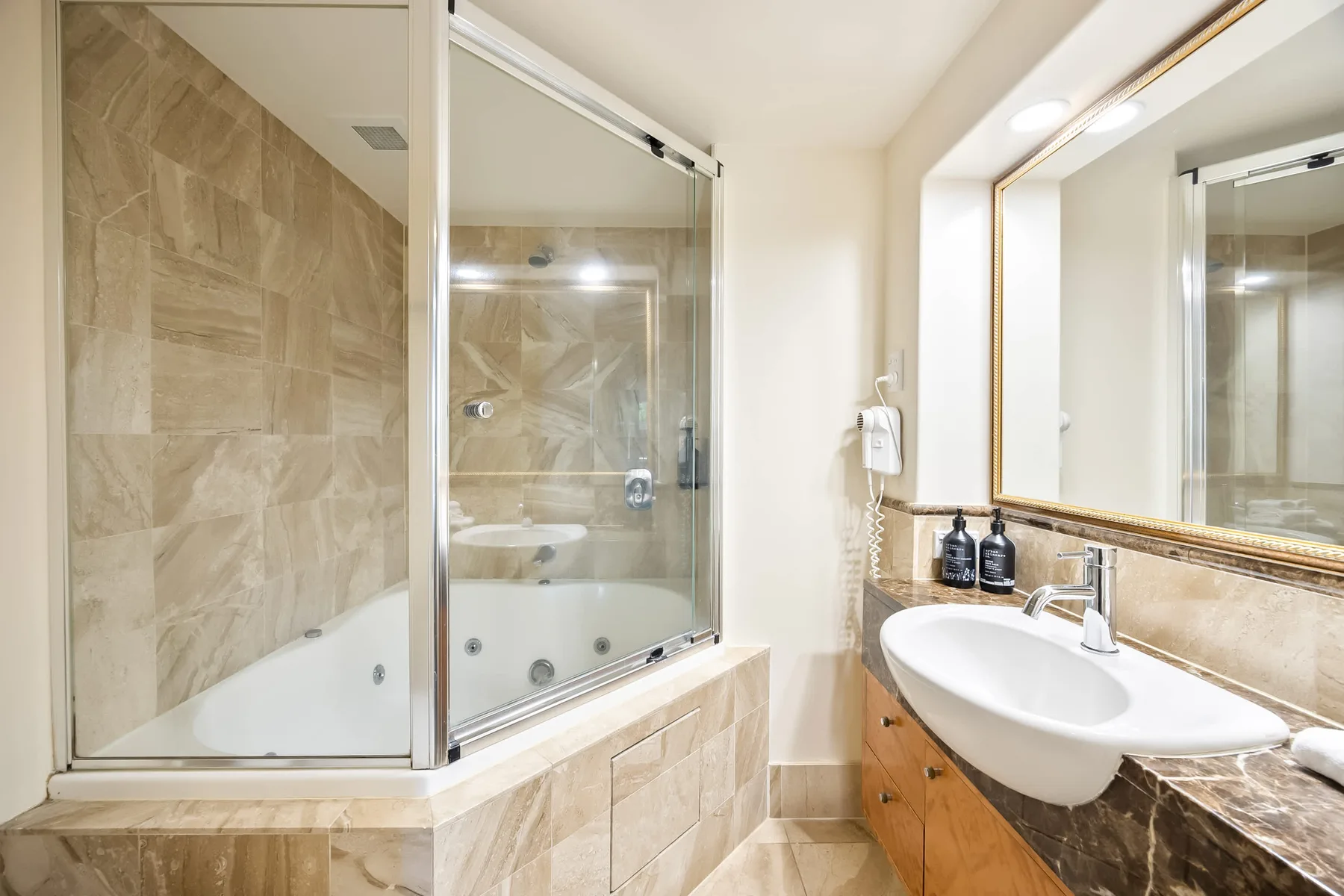 ZANZ205- Exclusive Outdoor Spa with Ocean Glimpses