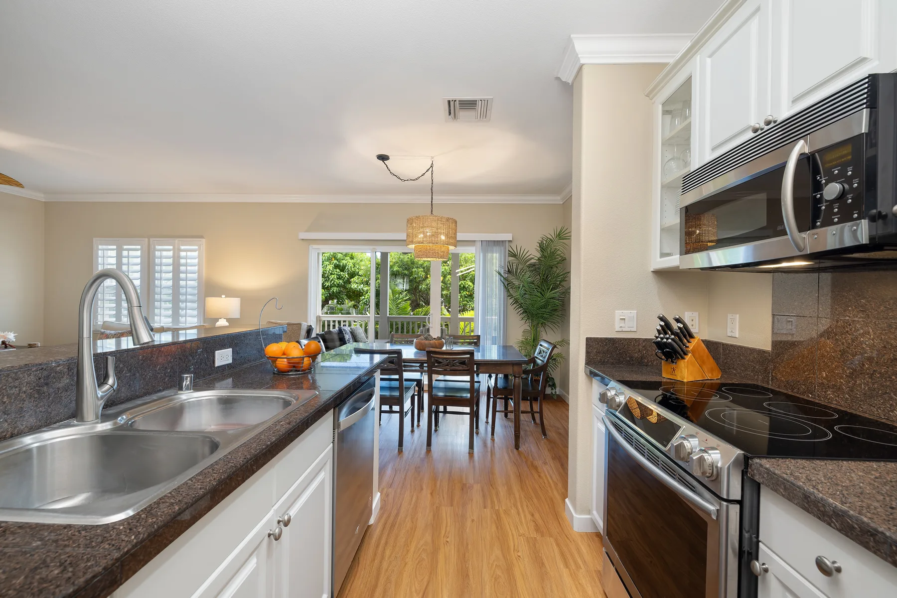 Una cocina luminosa con una mesa de comedor y ventanas grandes.