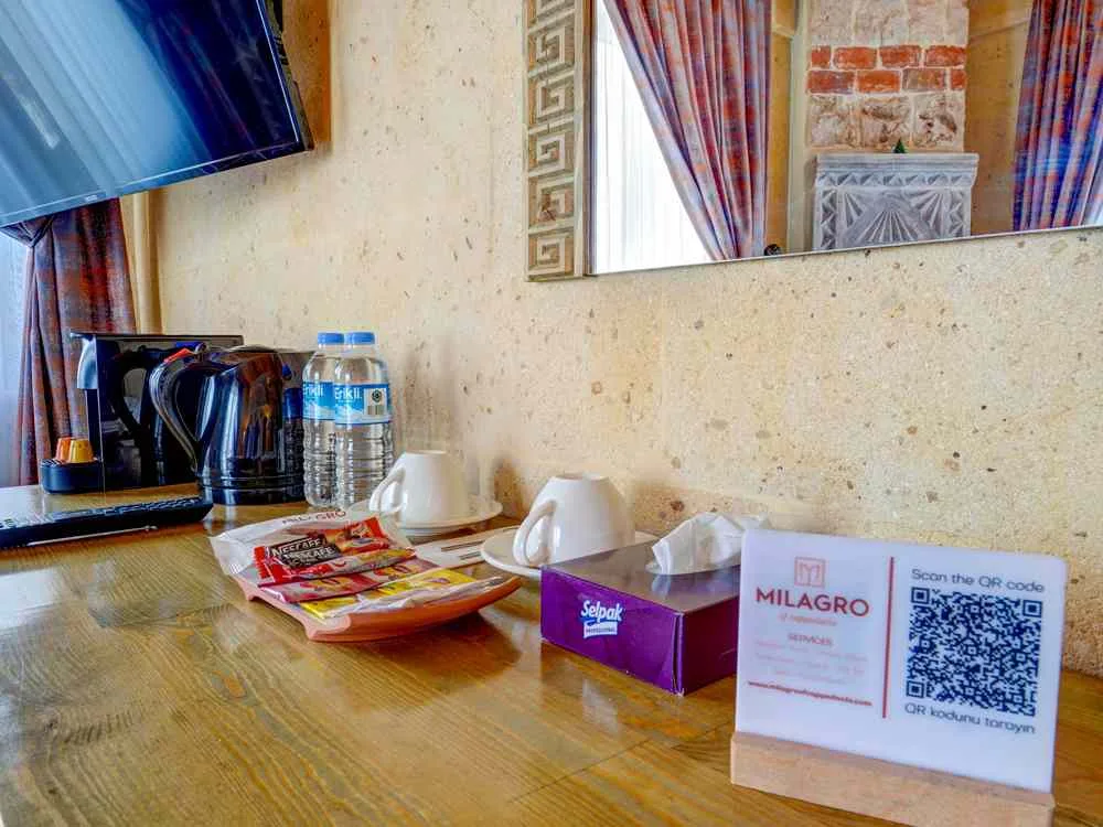 Zona de bebidas para huéspedes con hervidor y tazas