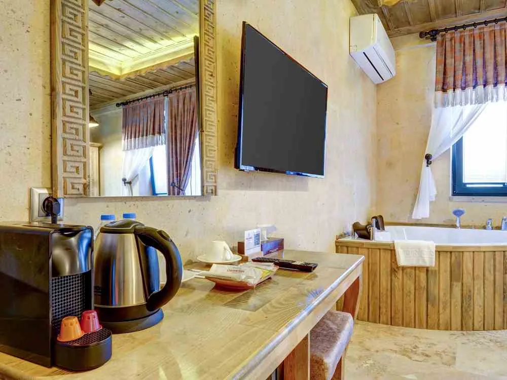 Habitación con televisión, zona de bebidas y jacuzzi