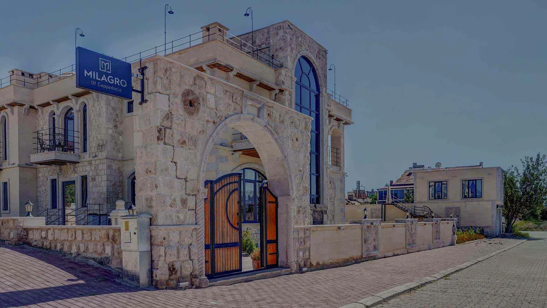 Exterior de piedra del hotel y entrada con arco