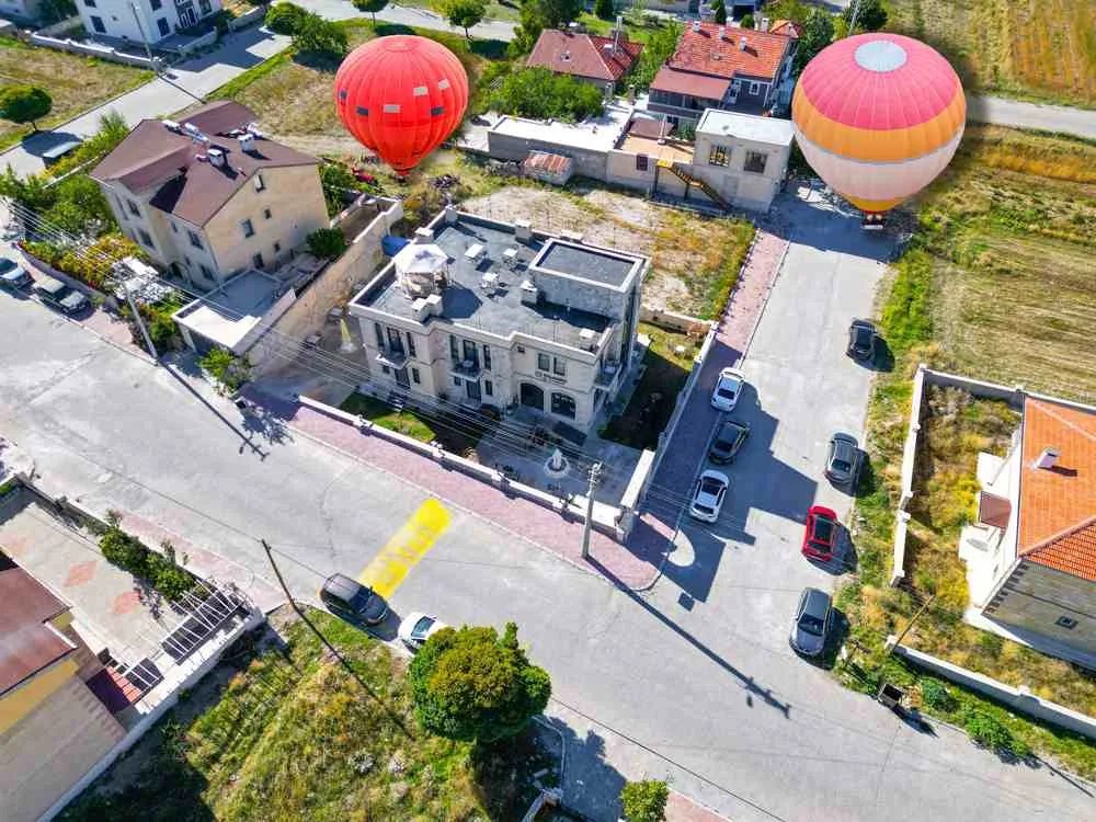Vista aérea del hotel y de la calle circundante