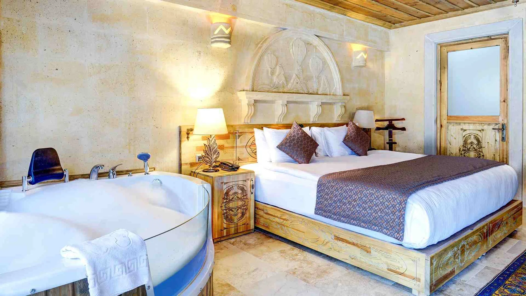 Habitación con cama king y jacuzzi en la habitación