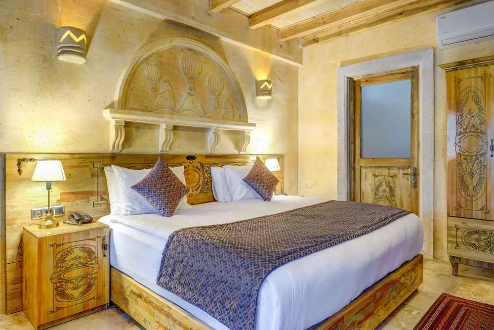 Cama y mesitas de noche de la suite Deluxe