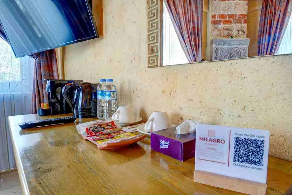Escritorio y detalles de la zona de bebidas de la habitación King