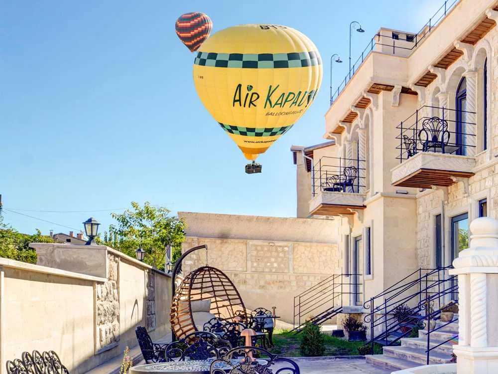 Jardín del hotel con un globo aerostático sobrevolándolo