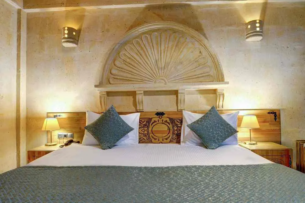 Cama y cabecero de piedra tallada de la Suite Superior