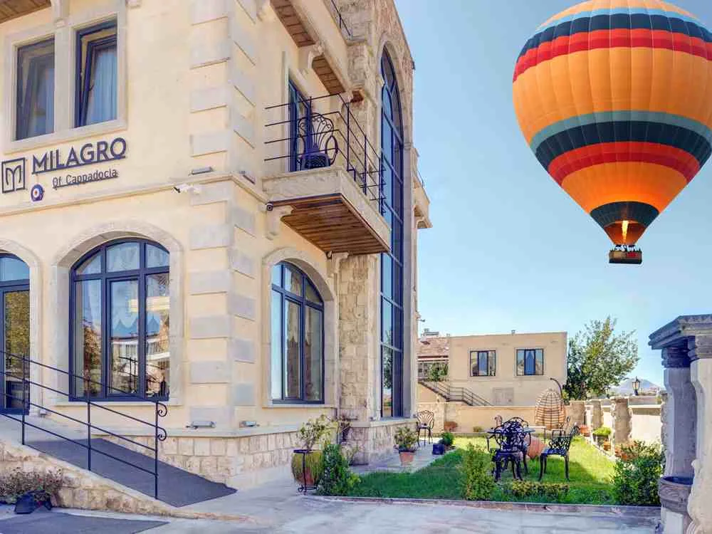 Exterior del hotel con un globo aerostático pasando por encima