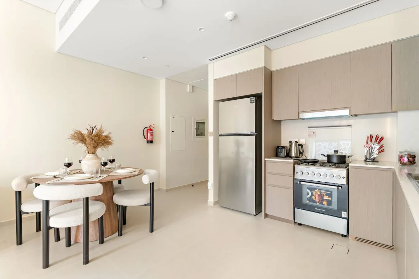 Una cocina abierta con comedor y una mesa puesta junto a la cocina.