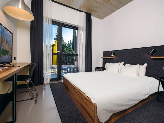 Standard king room