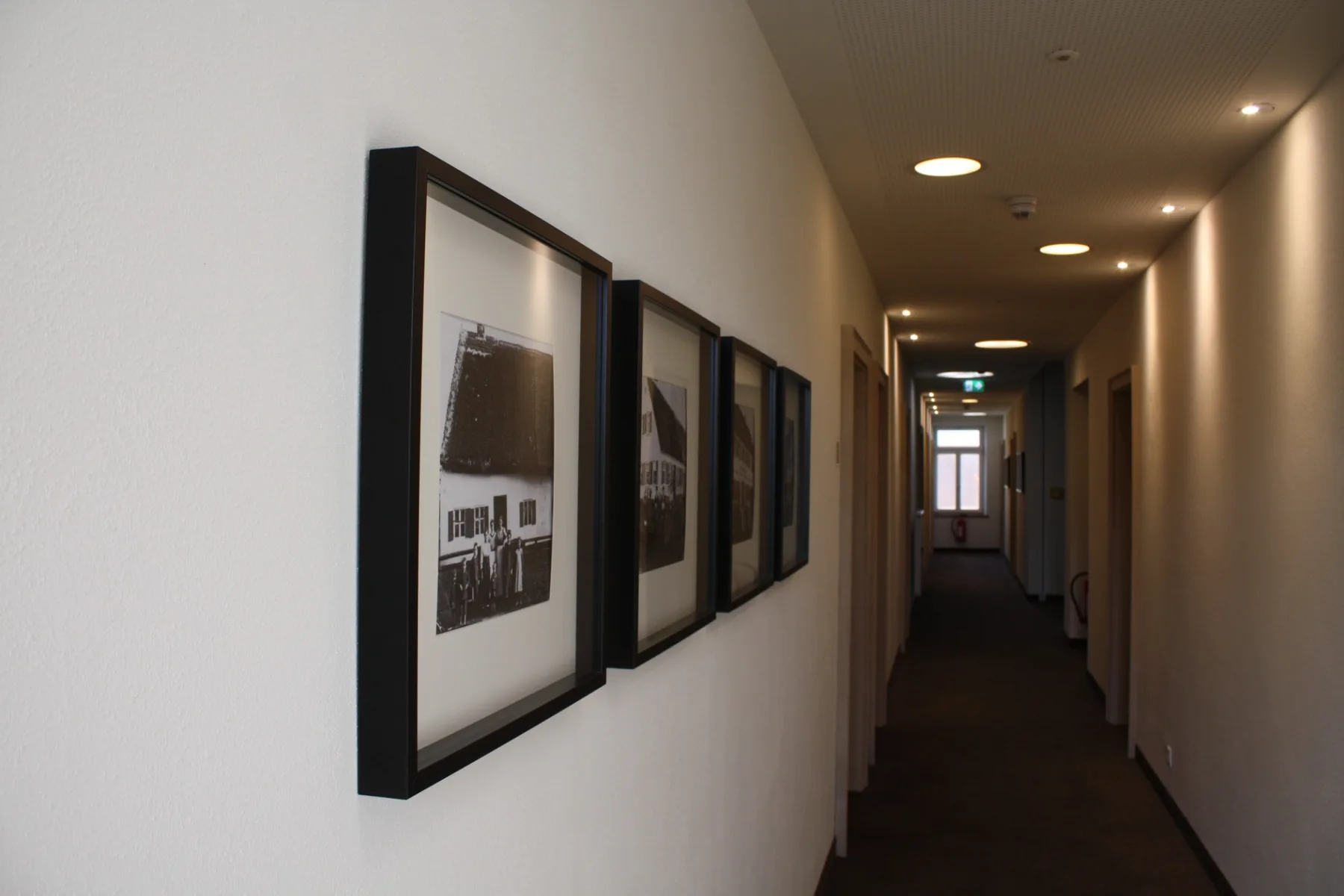 Pasillo del hotel con fotografías históricas