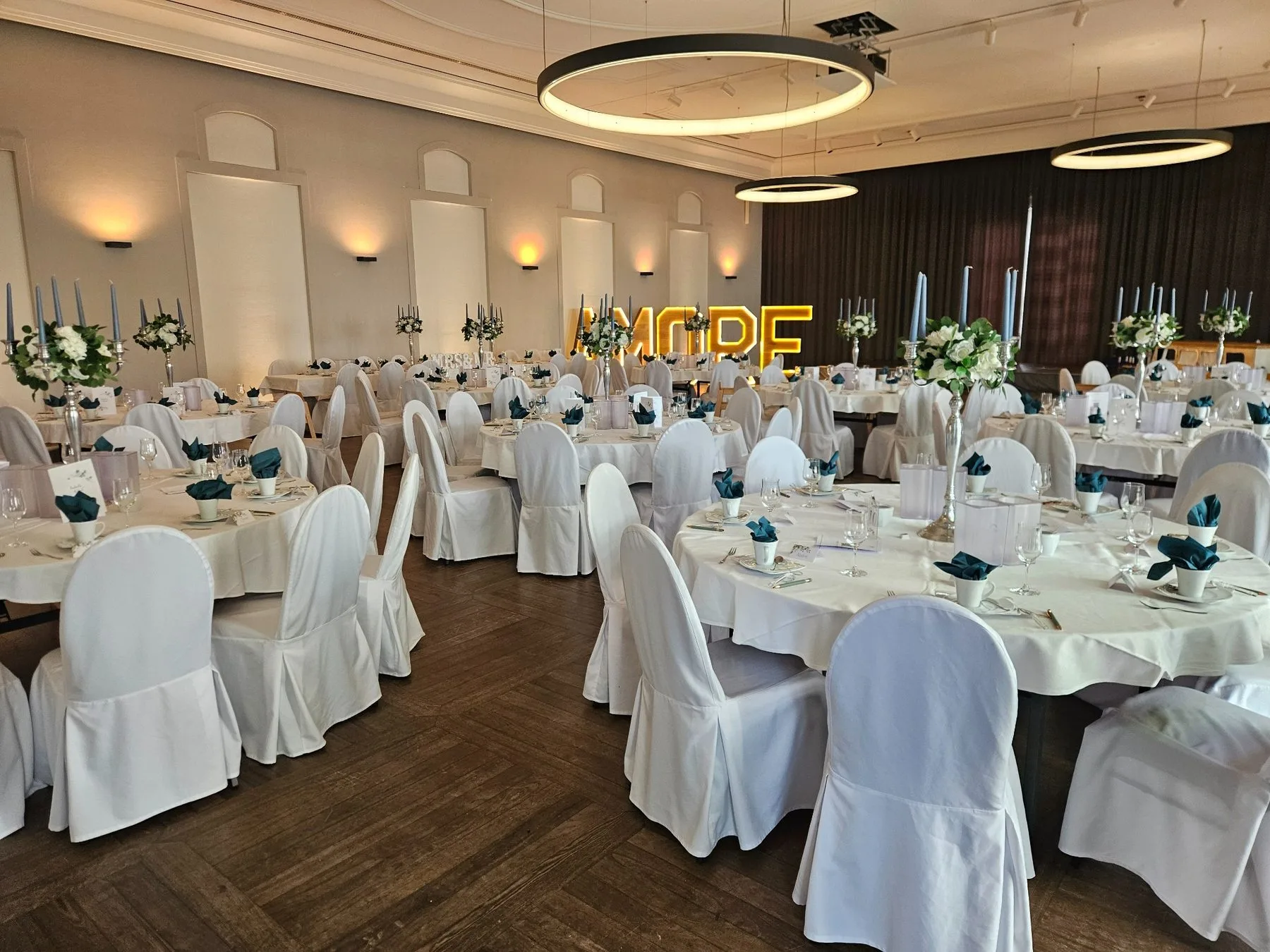 Salón de la cervecería preparado para una boda