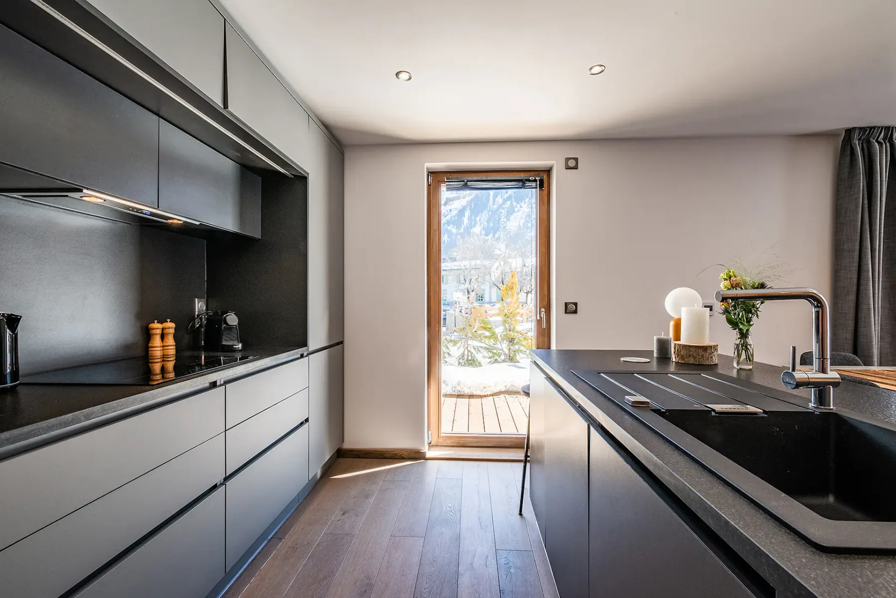 Cocina contemporánea del apartamento familiar de lujo Eyong en Chamonix