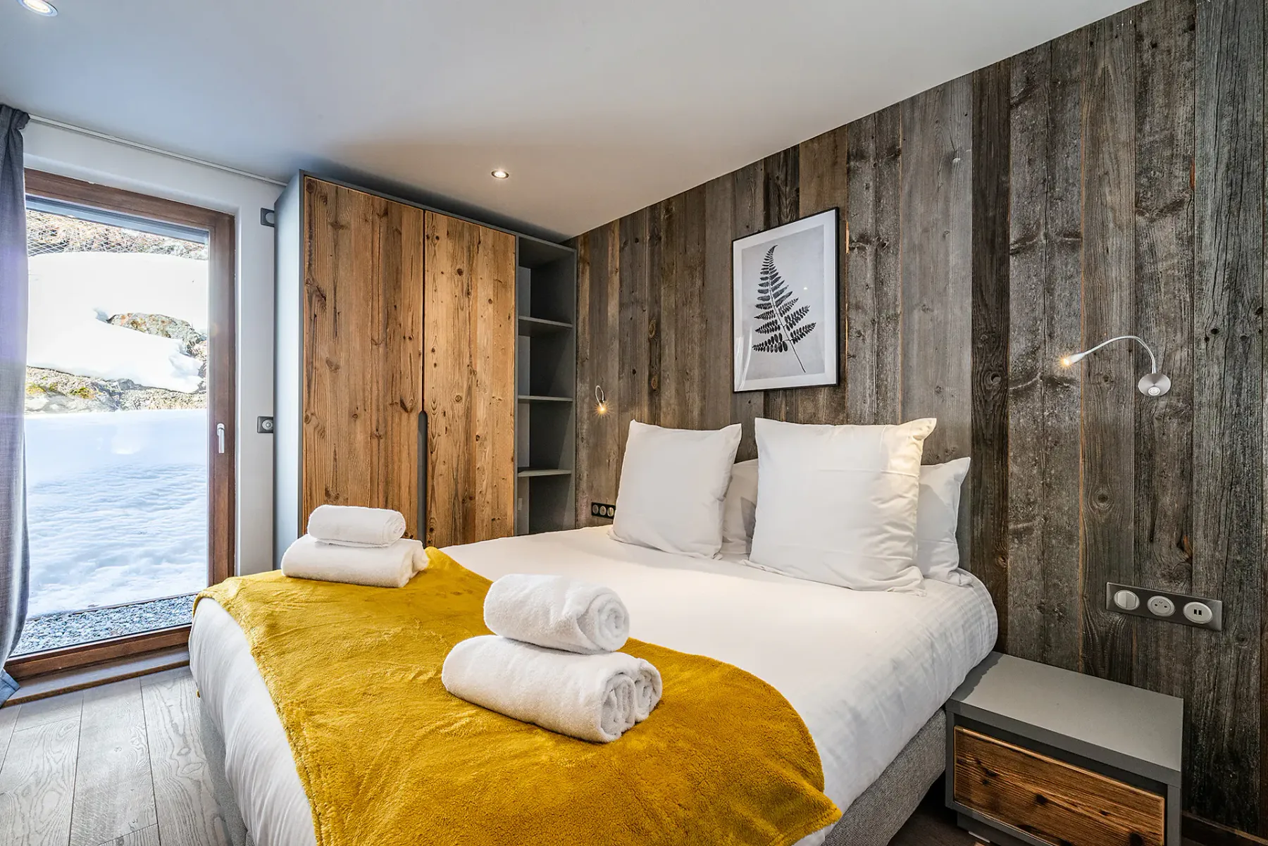Luxury double ensuite bedroom family apartment Eyong Chamonix