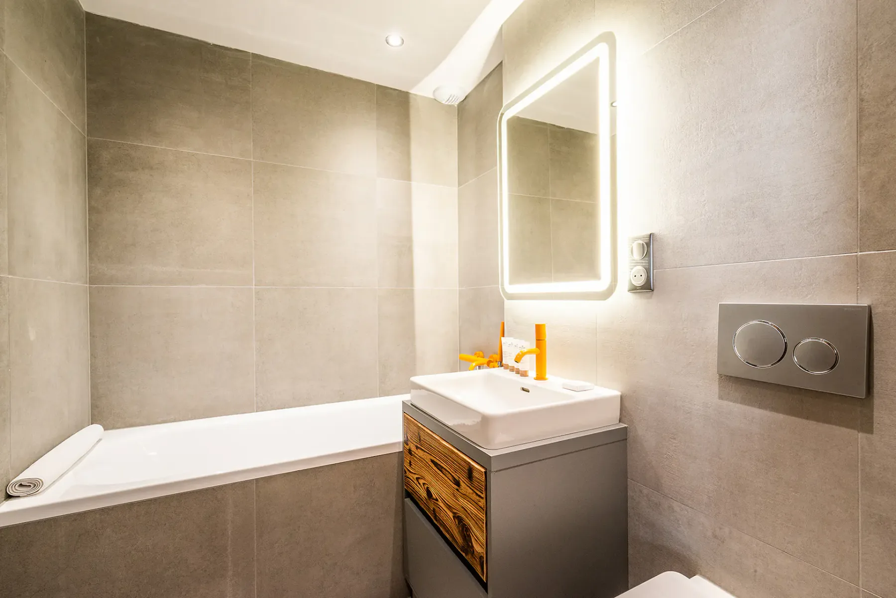 Modern bathroom with bathtub at family apartment Eyong Chamonix
