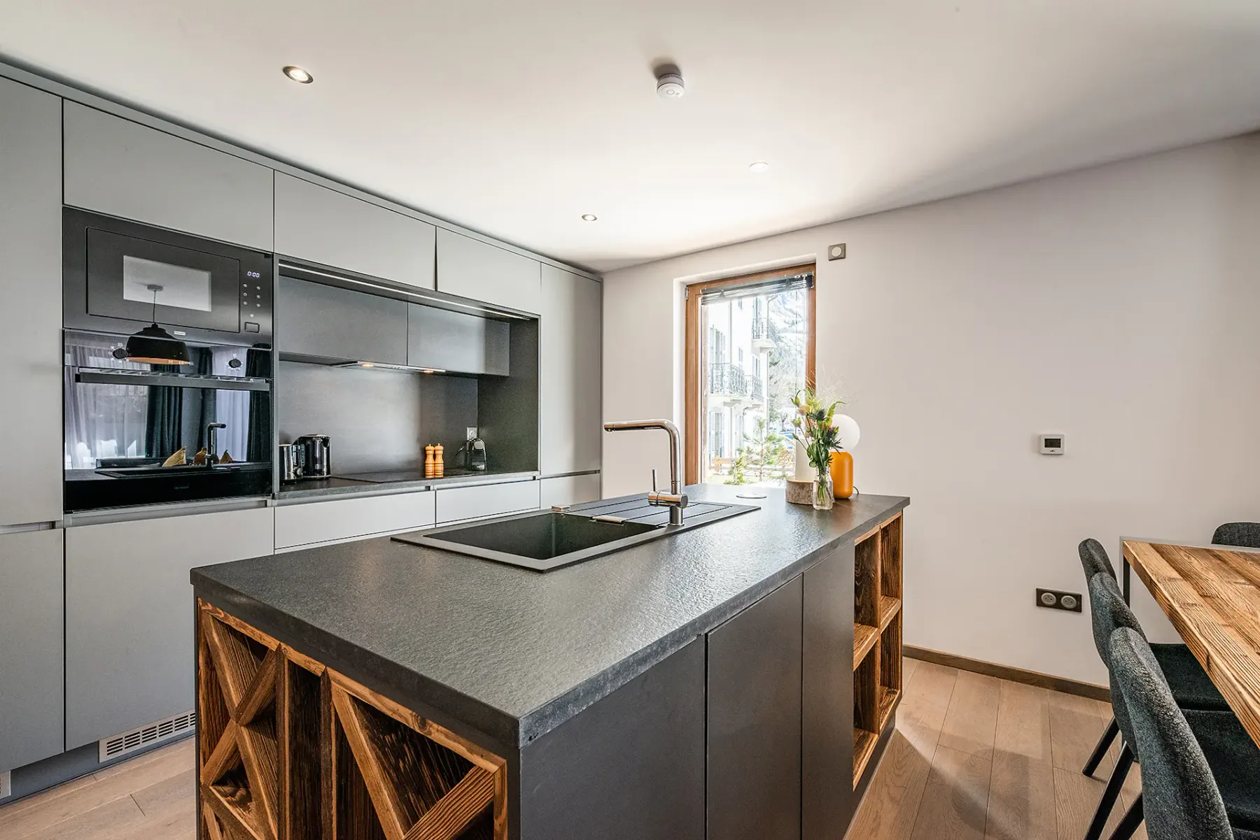 Cocina contemporánea en el apartamento familiar de lujo Eyong en Chamonix
