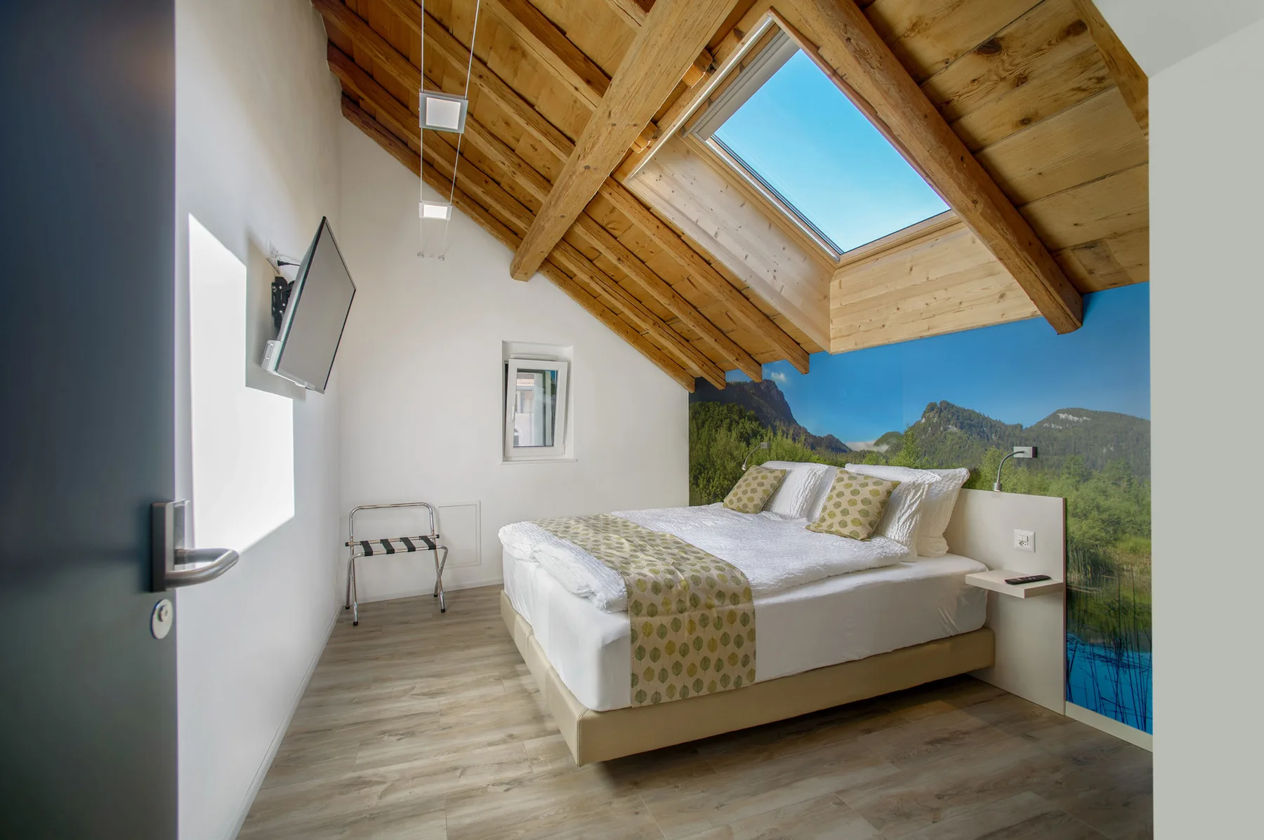 Tire-lune room