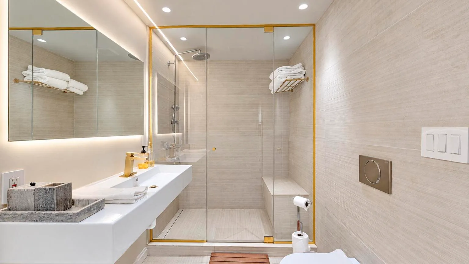 Un baño moderno con una ducha de vidrio y un lavabo.