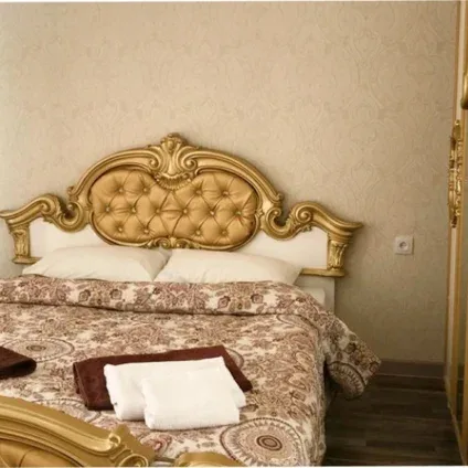 Cama de tamaño king en una habitación de hotel