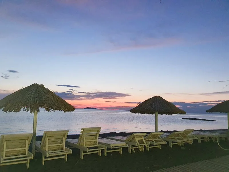 Playa del lago Alakol al atardecer