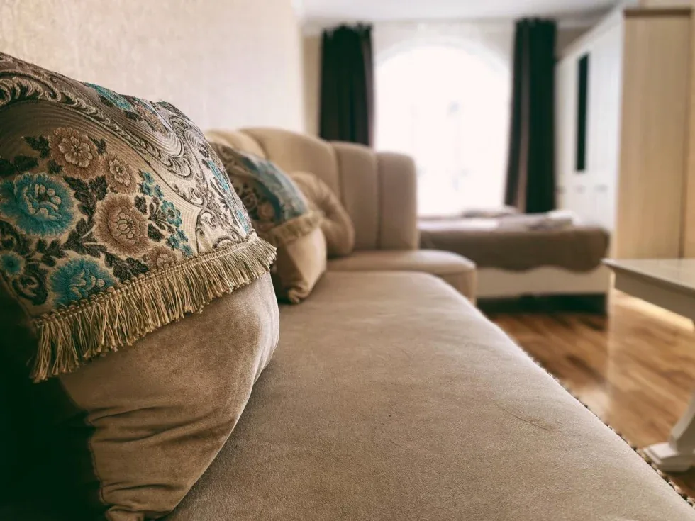 Almohada en una habitación de hotel