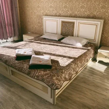 Cama doble en una habitación del hotel Inju