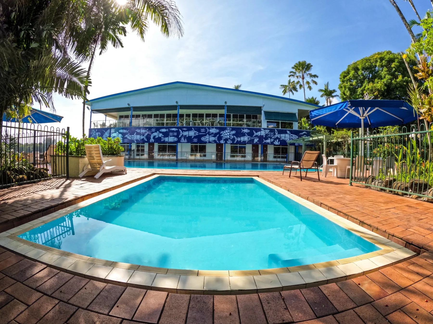 Zona junto a la piscina de Madang Resort