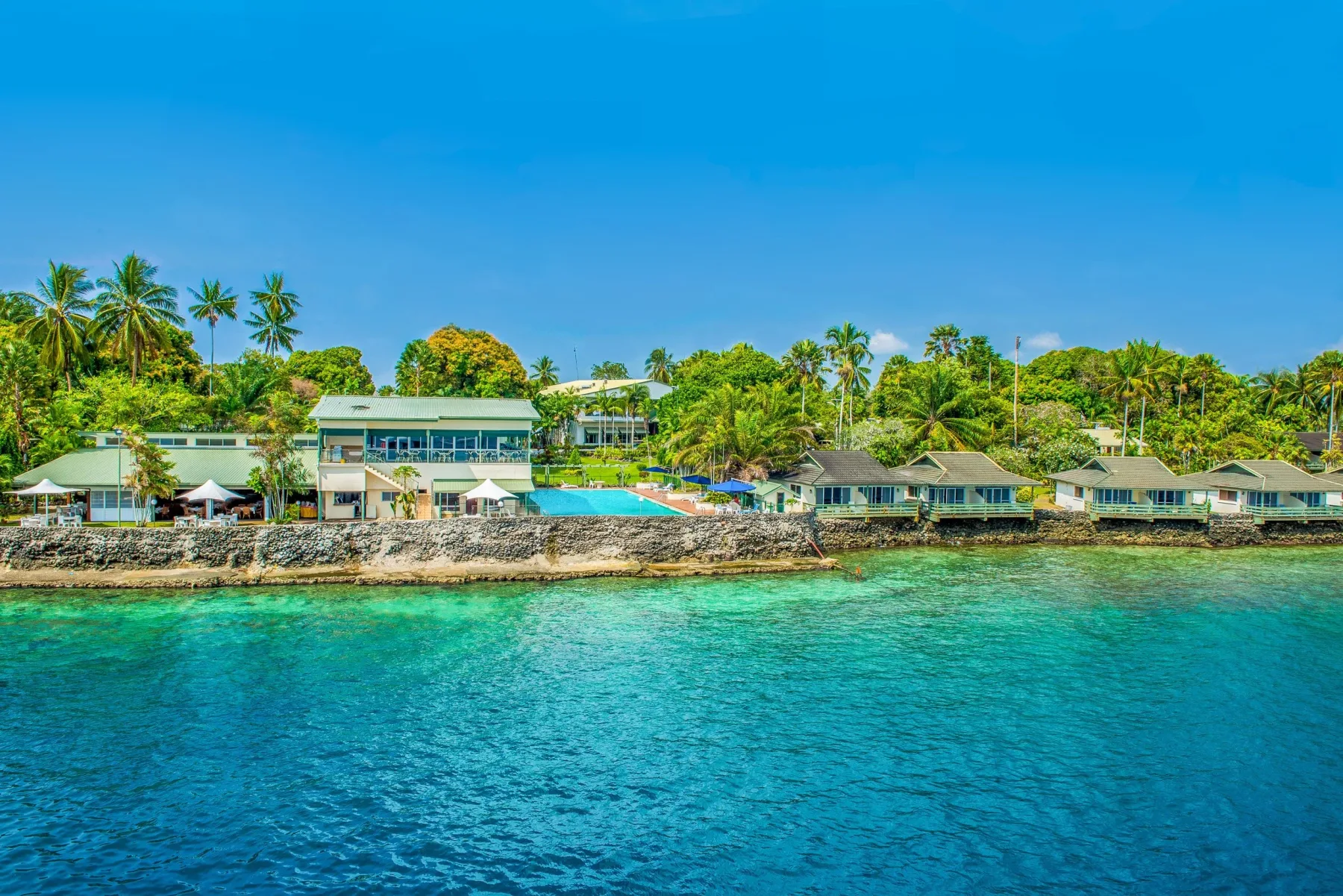 Vista frente al agua de Madang Resort