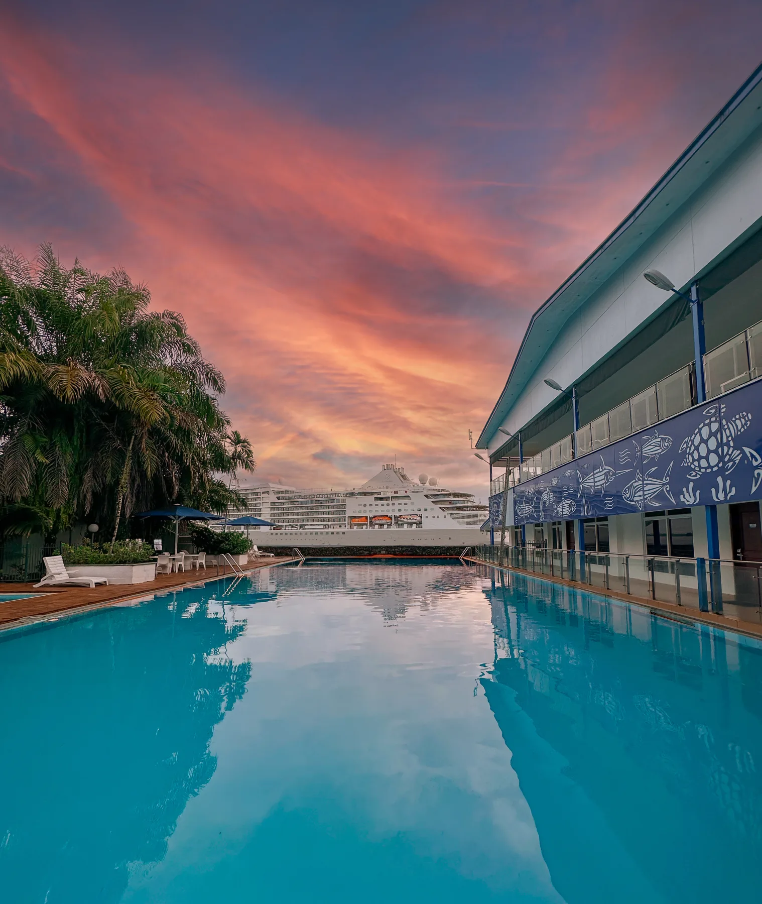 Madang Resort junto a la piscina