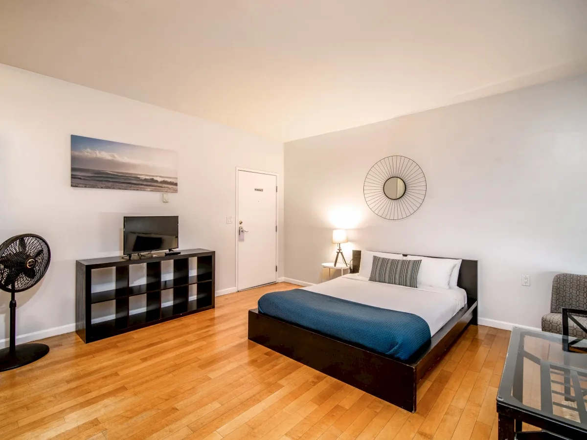 Imagen del estudio con vistas parciales al mar.