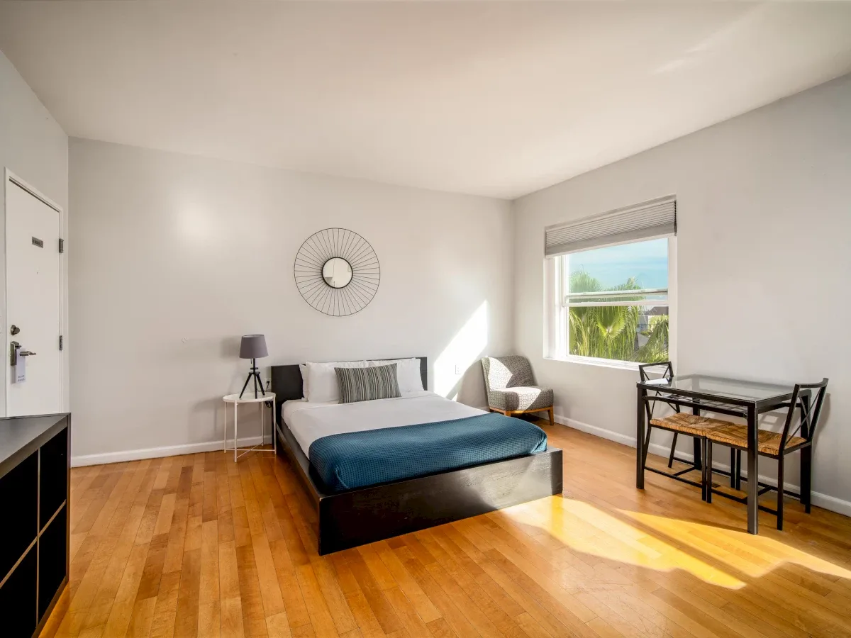 Imagen del estudio con vistas parciales al mar.
