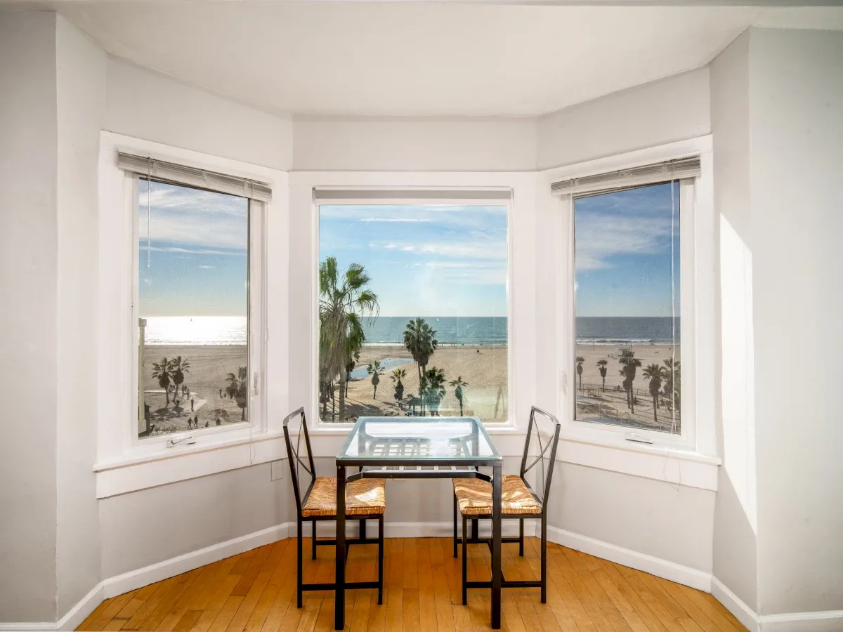 Imagen del estudio con vistas al mar.