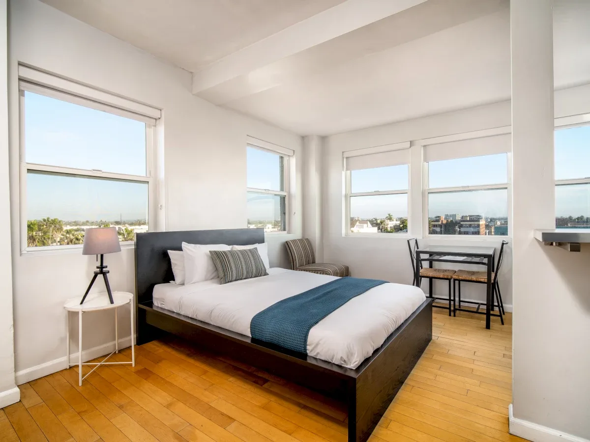 Habitación con vistas parciales al mar.