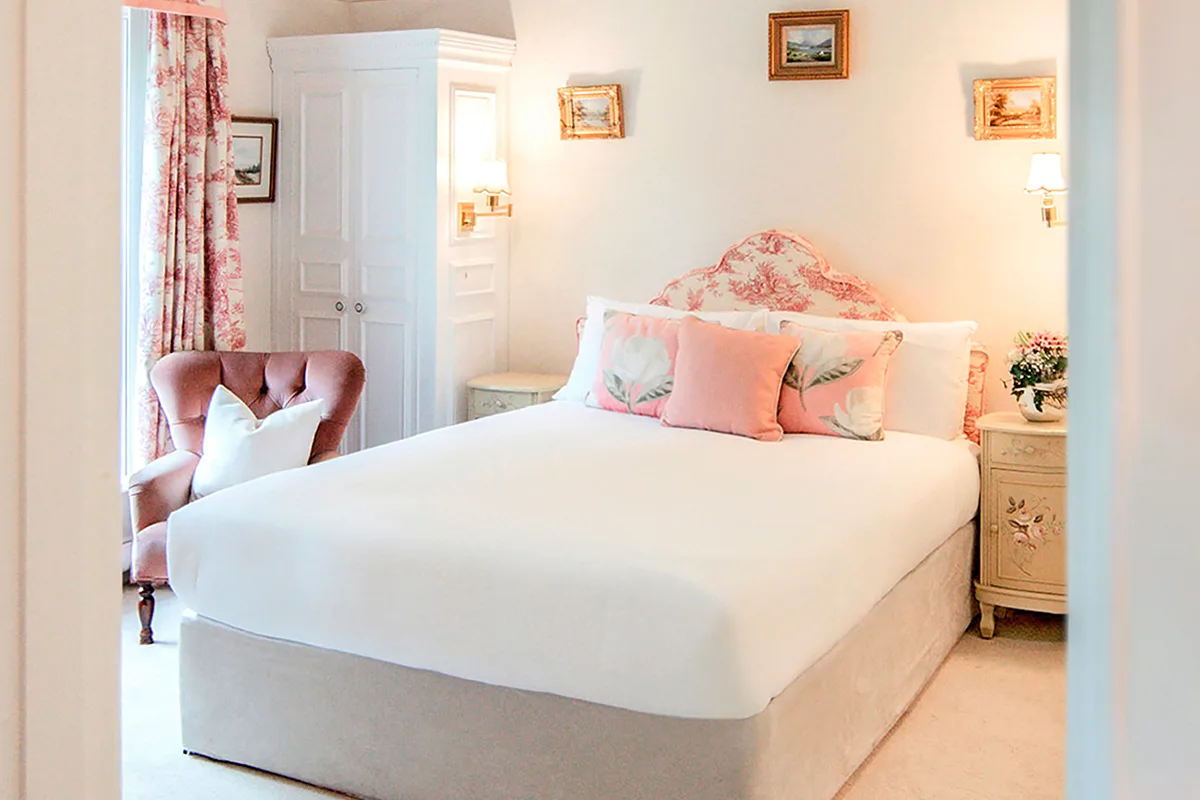 Standard room and bed
