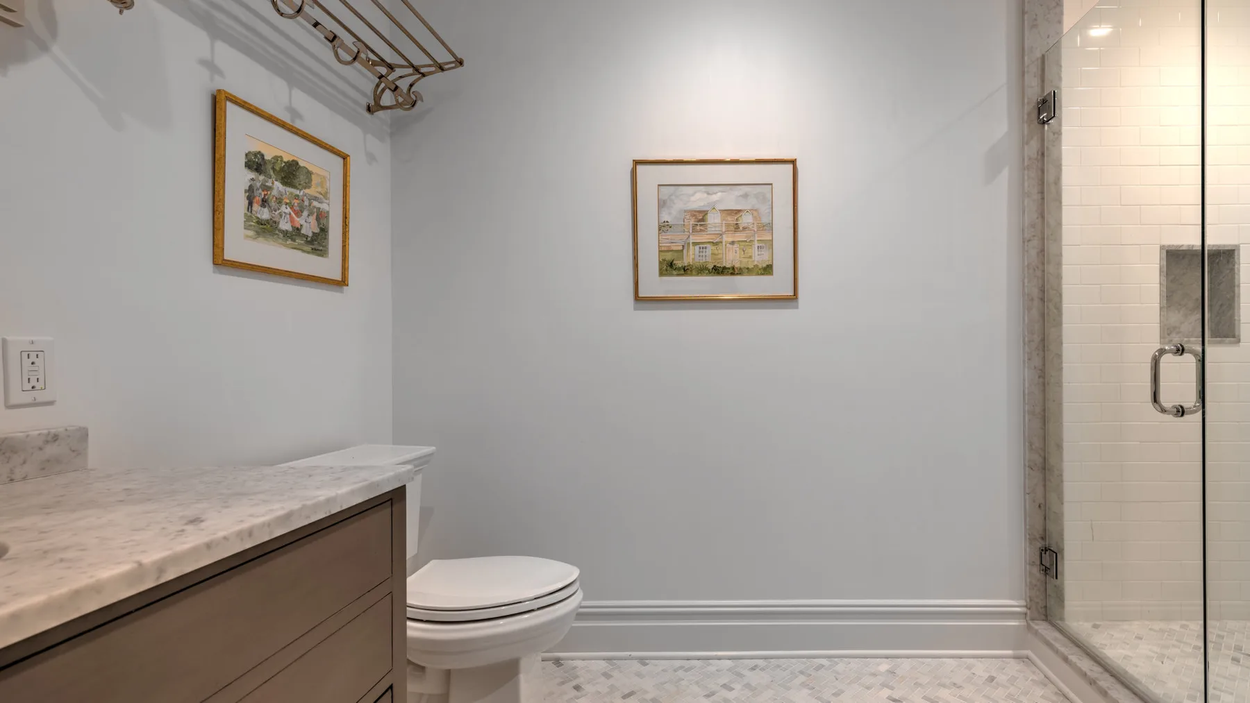 Un baño con lavabo, inodoro y ducha de vidrio.